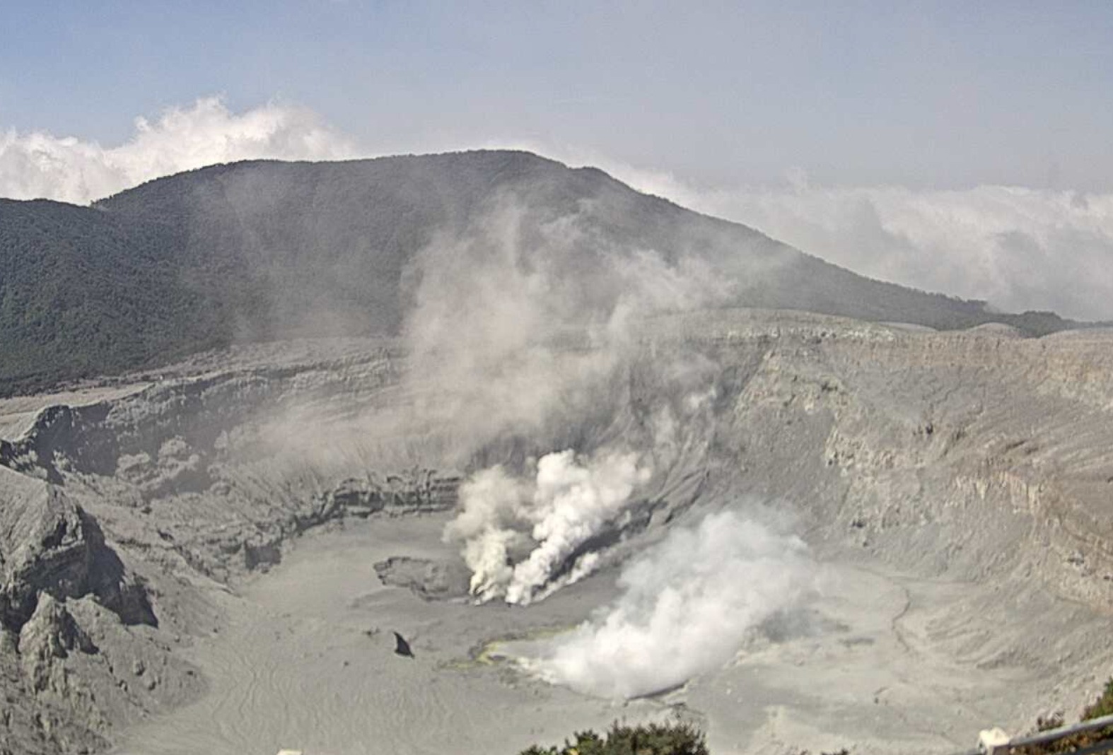 Salud alerta sobre caída de cenizas y gases del volcán Poás Salud alerta sobre caída de cenizas y gases del volcán Poás