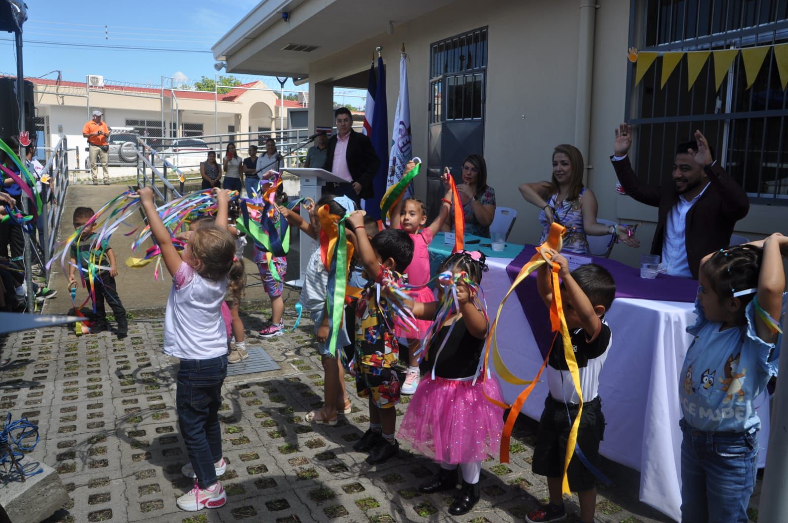 Histórica iniciativa beneficia a 17.705 prescolares Robótica llega a los centros de cuido infantil tras inversión de ₡1.280 millones Histórica iniciativa beneficia a 17.705 prescolares Robótica llega a los centros de cuido infantil tras inversión de ₡1.280 millones