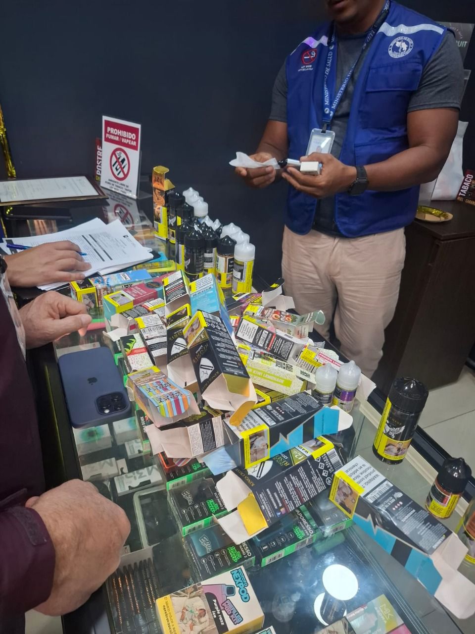 Autoridades decomisan más de 3.000 productos de vapeo y alertan sobre su impacto en la salud Autoridades decomisan más de 3.000 productos de vapeo y alertan sobre su impacto en la salud