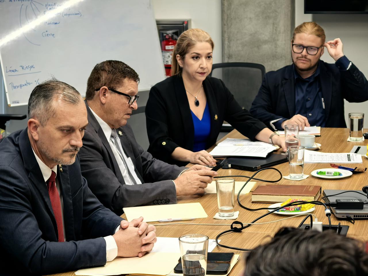 Tres proyectos de ley buscan responder a desafíos en residuos, vapeo y atención a personas mayores Tres proyectos de ley buscan responder a desafíos en residuos, vapeo y atención a personas mayores